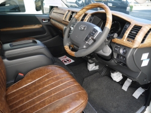 ハイエースバンディーゼル4WD　丸目カスタム　ネオクラシック