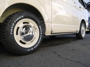 ハイエースバンディーゼル4WD　丸目カスタム　ネオクラシック