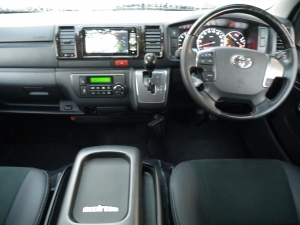 ハイエースバン4型新車　２８００ディーゼルターボ４ＷＤ　ダークプライム