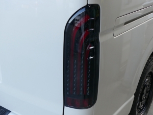 ハイエースバン４ＷＤ　ダークプライム