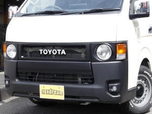 ハイエースバン特設ライトイエロー　丸目フロントフェイス