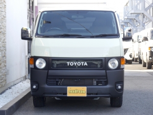ハイエースバン特設ライトイエロー　丸目フロントフェイス