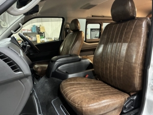 ハイエースワゴンFD-BOX新型　内装架装　車中泊