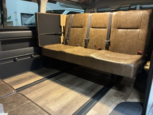 ハイエースワゴンFD-BOX新型　内装架装　車中泊