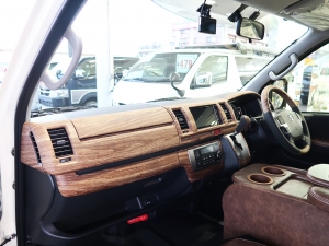 ハイエースバンディーゼル4WD　丸目カスタム　ネオクラシック