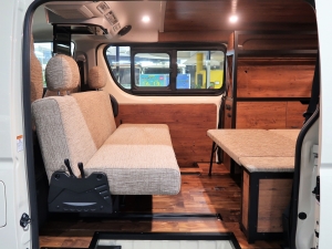ハイエースバンヴァンライフ　vanlife　内装ウッド