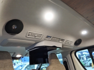 ハイエースバンヴァンライフ　vanlife　内装ウッド