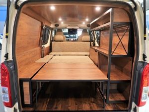 ハイエースバンヴァンライフ　vanlife　内装ウッド