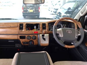 ハイエースバン新車アウトレットDX　4WD　ディーゼル　丸目