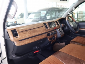 ハイエースバンDX　4WD　ディーゼル　丸目