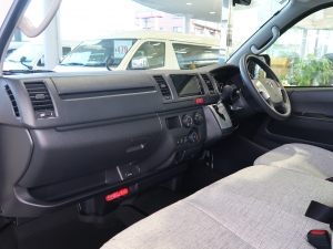 ハイエースバンDX　4WD　ディーゼル　丸目