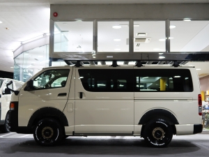 ハイエースバンディーゼル4WD　丸目カスタム　ネオクラシック
