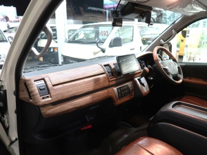 ハイエースバンディーゼル4WD　丸目カスタム　ネオクラシック