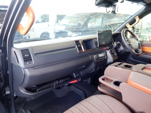 ハイエースバン車中泊　バンライフ　VANLIFE　OVERLANDER