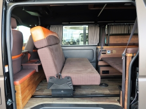 ハイエースバン車中泊　バンライフ　VANLIFE　OVERLANDER