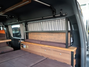 ハイエースバン車中泊　バンライフ　VANLIFE　OVERLANDER