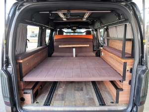 ハイエースバン車中泊　バンライフ　VANLIFE　OVERLANDER