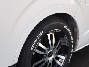 ハイエースワゴン現行モデル中古車　内装架装