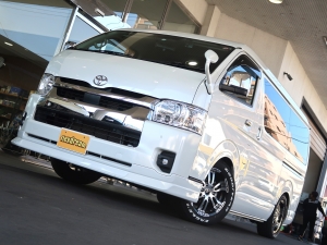ハイエースワゴン現行モデル中古車　内装架装