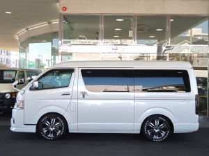 ハイエースワゴン現行モデル中古車　内装架装