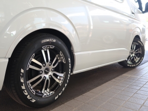 ハイエースワゴン現行モデル中古車　内装架装