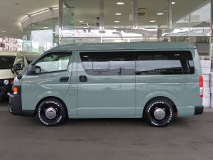 ハイエースバンワイド4WD　丸目ツートンカスタム