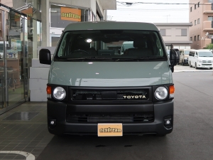 ハイエースバンワイド4WD　丸目ツートンカスタム