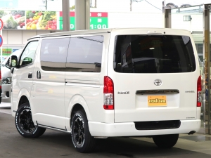 ハイエースバン高年式中古車　ダークプライム2