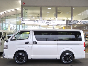 ハイエースバン高年式中古車　ダークプライム2