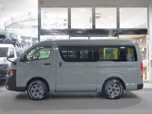 ハイエースバン一部改良後　アースカラーパッケージ６Ｘ３アーバンカーキ