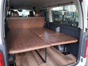 ハイエースバンスタッフカー販売　跳ね上げベッドキット