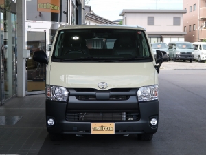 ハイエースバン特設カラーライトイエロー
