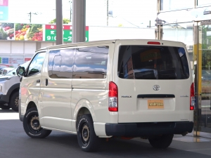 ハイエースバン特設カラーライトイエロー