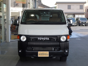 ハイエースバン丸目カスタム　ツートン塗装　ハイエース4WD