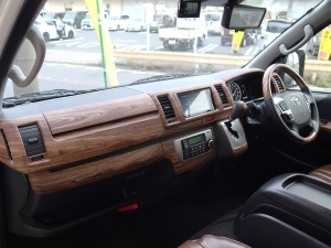 ハイエースバン丸目カスタム　ツートン塗装　ハイエース4WD