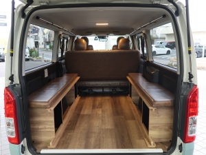 ハイエースバン丸目カスタム　ツートン塗装　ハイエース4WD