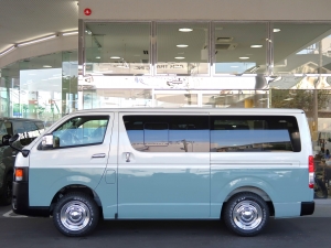 ハイエースバン丸目カスタム　ツートン塗装　ハイエース4WD