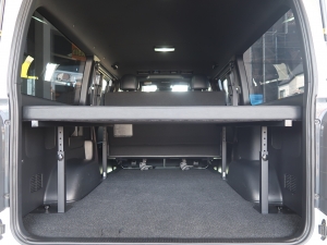 ハイエースバン新車アウトレットハイエースバン　ベットキット