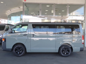 ハイエースバン新車アウトレットハイエースバン　ダークプライム2　ベットキット　【全塗装：アーバンカーキ】