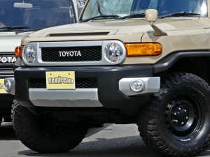ＦＪクルーザーFJクルーザー　ベージュ　2インチリフトアップ