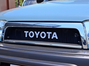 ハイラックスサーフアウトドア　キャンプ　車中泊　バンライフ　１BOX　ベッド　キャンピングカー