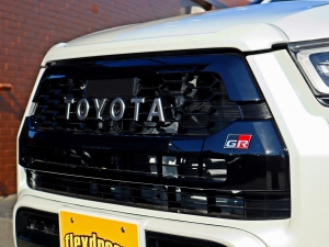 ハイラックスアウトドア　キャンプ　車中泊　バンライフ　１BOX　ベッド　キャンピングカー