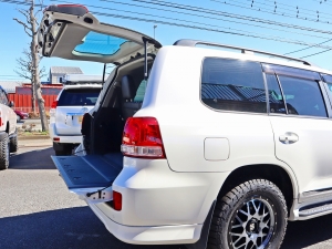 ランクル２００アウトドア　キャンプ　車中泊　ベッド　キャンピングカー