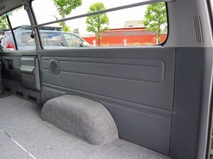 ハイエース100系アウトドア　キャンプ　車中泊　バンライフ　１BOX　ベッド　キャンピングカー