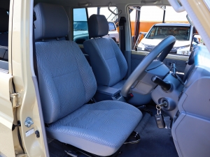 ランクル７０アウトドア　キャンプ　　ベッド　SUV　４WD