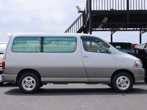 ハイエースワゴンアウトドア　キャンプ　車中泊　バンライフ　１BOX　ベッド　キャンピングカー