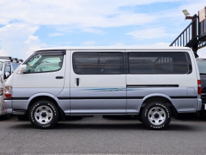 ハイエース100系アウトドア　キャンプ　車中泊　バンライフ　１BOX　ベッド　キャンピングカー