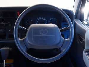 ハイエース100系後期型　最終型　車中泊　バンライフ　１BOX　ベッド　キャンピングカー