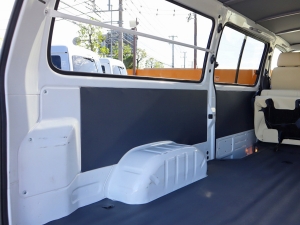 ハイエース100系後期型　最終型　車中泊　バンライフ　１BOX　ベッド　キャンピングカー