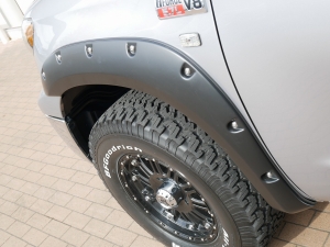 タンドラダブルキャブ　KMC　HOSS　ブッシュワーカー